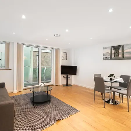 Apartment Charming 2 Bed House In With Balcony & Parking *