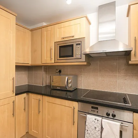 Charming 2 Bed House In With Balcony & Parking New Barnet