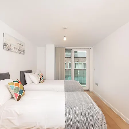 Charming 2 Bed House In With Balcony & Parking Apartment