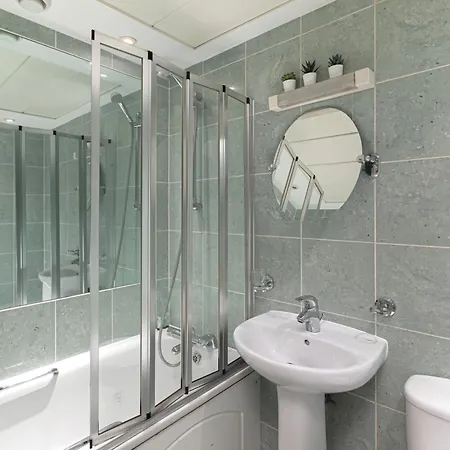 Apartment Charming 2 Bed House In With Balcony & Parking *