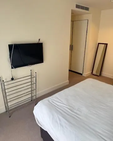Two Bedroom Penthouse In Colindale Apartment