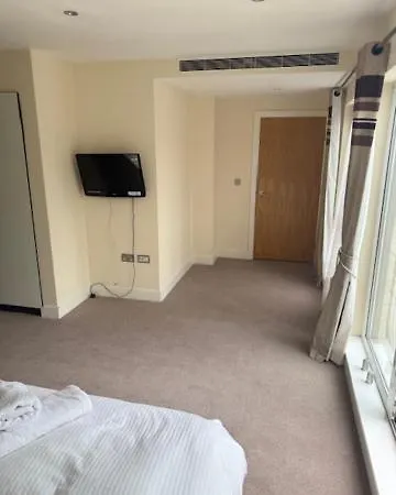 Two Bedroom Penthouse In Colindale Apartment *