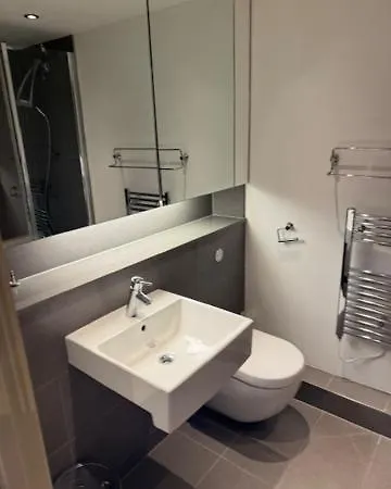 Apartment Two Bedroom Penthouse In Colindale *