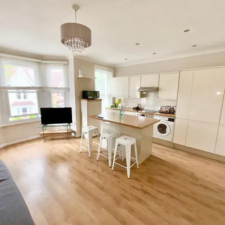 Entire 2 Bed First Floor Flat