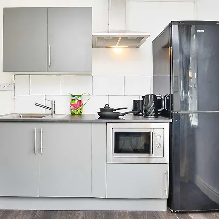 E14 Poplar - Cosy 1 Bed For 3