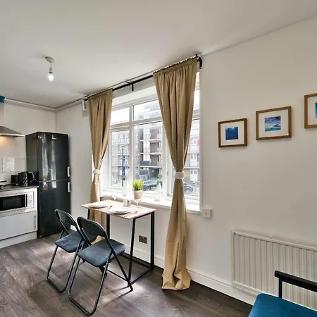 Apartment E14 Poplar - Cosy 1 Bed For 3 *