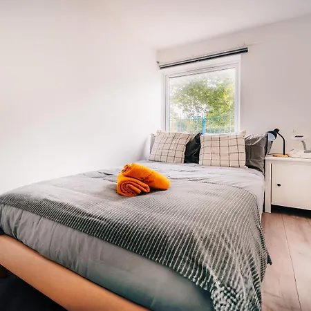 2 Bedroom Near Bridge With A Garden Apartment *