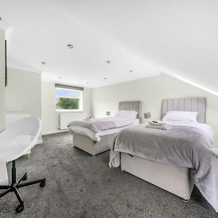 Apartment Stylist And Cosy 2 Bed Longstay Parking Sleeps 4 Wifi *