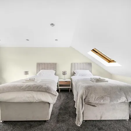 Stylist And Cosy 2 Bed Longstay Parking Sleeps 4 Wifi Apartment