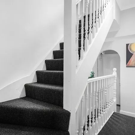 Stylist And Cosy 2 Bed Longstay Parking Sleeps 4 Wifi Apartment London