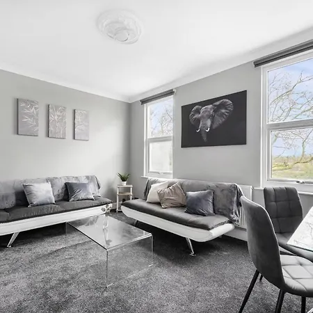 Apartment Stylist And Cosy 2 Bed Longstay Parking Sleeps 4 Wifi *