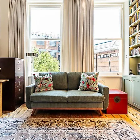Stylish West Kensington Flat With Character * London