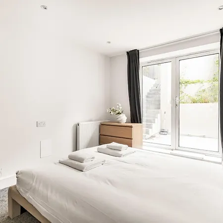 Pass The Keys Modern Spacious Flat Wcar Park In South London