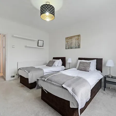 Entire 2 Bed First Floor Flat Apartment