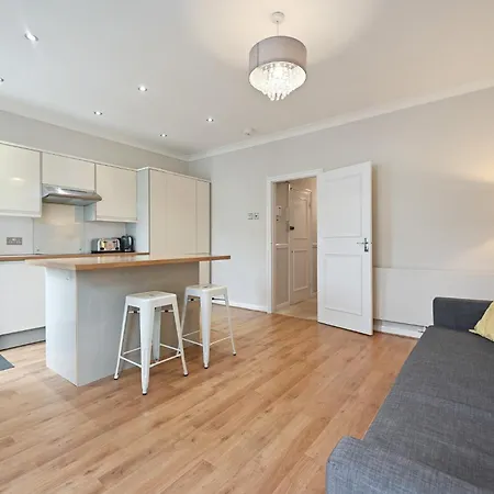 Entire 2 Bed First Floor Flat *