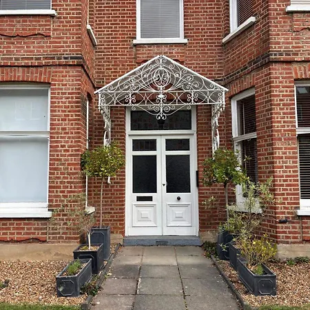 - Sleeps 5 - Great Transport Links