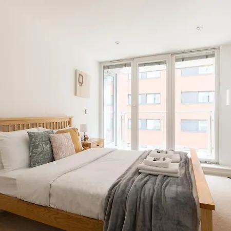 Sun-lit 1br Flat, 2 Mins To Dlr Docklands *