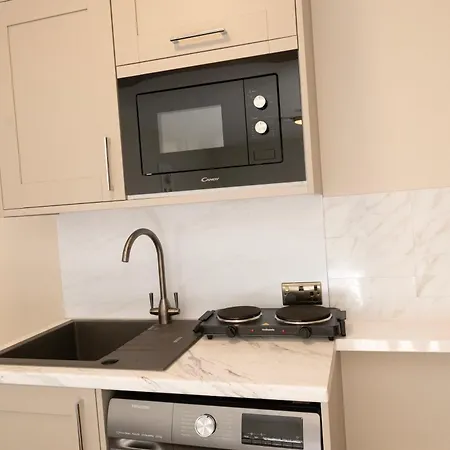 Brand New Gem Sleeps 3 Apartment Thornton Heath