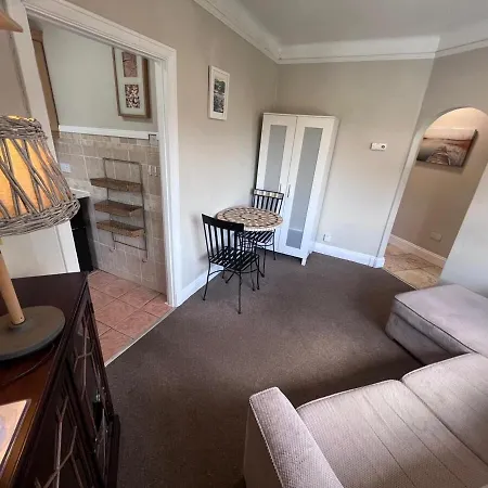 Cosy Elmhurst Retreat