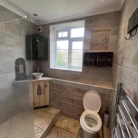Cosy Elmhurst Retreat Apartment