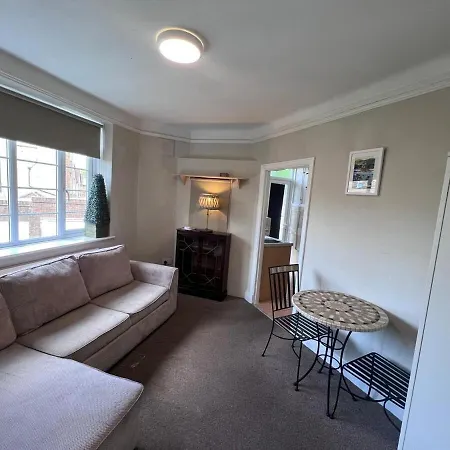 Cosy Elmhurst Retreat
