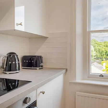 Cosy Modern Flat In Hampton Wick With Thames Views Kingston upon Thames (Greater London)