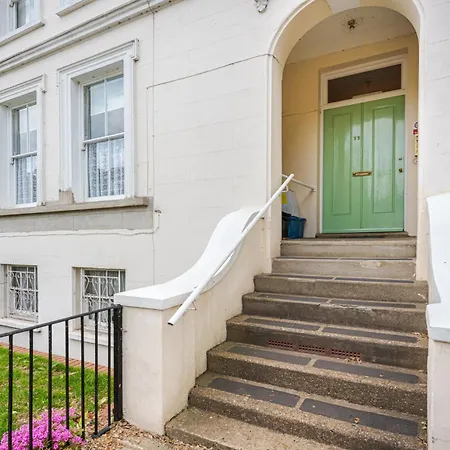 Cosy Modern Flat In Hampton Wick With Thames Views * Kingston upon Thames (Greater London)