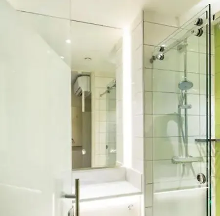 Ensuite In Brook House, Torrington Place, * London