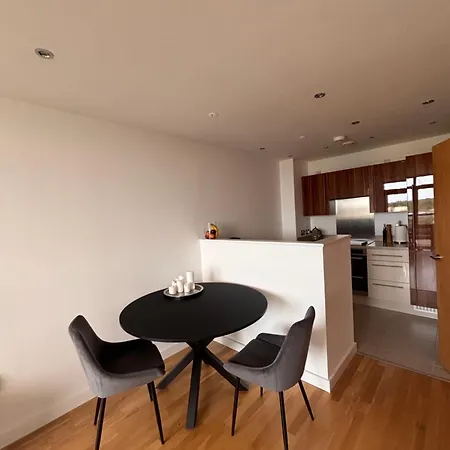 1-bedroom With Private Balcony Near Overground Enfield