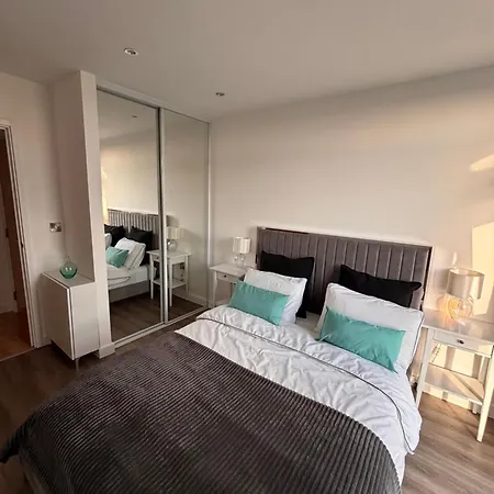Apartment 1-bedroom With Private Balcony Near Overground