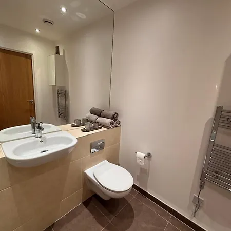 Apartment 1-bedroom With Private Balcony Near Overground