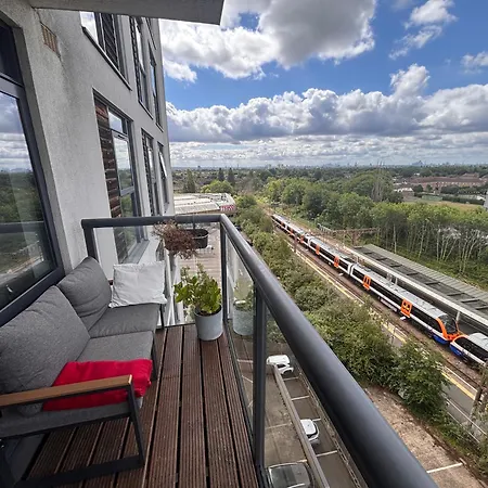 Apartment 1-bedroom With Private Balcony Near Overground
