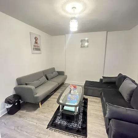 Flat In Shepherd's Bush *