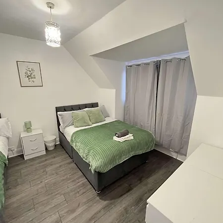 Flat In Shepherd's Bush *