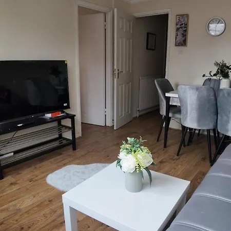Spacious 5br 3ba Duplex In Prime Zone 2 Near Tube And River * London