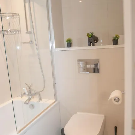 Spacious 2 Bedroom Flat For 6 With Garden Access In Brixton And Stockwell Apartment *