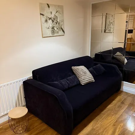Cozy Two Bedroom In Welling *