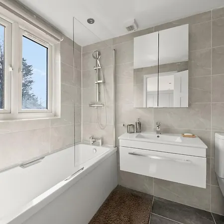 Modern & Spacious 4bd House Apartment Beckenham