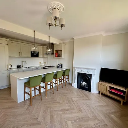 Beautiful Two Bedroom In Wimbledon London