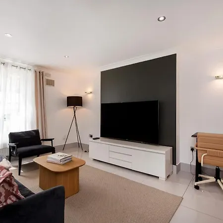 Kensington 2 Bed With Garden Apartment London
