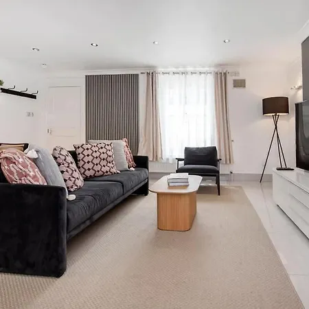 Kensington 2 Bed With Garden Apartment London