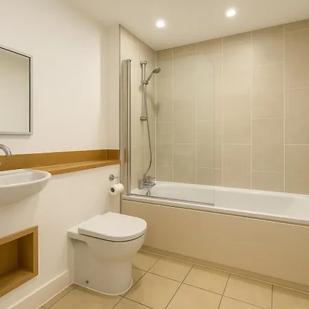 East Side 2 Bed Duplex 公寓