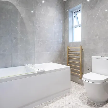 בית נופש A Wonderful And Spacious House In A Charming Road *
