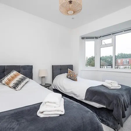 A Wonderful And Spacious House In A Charming Road Morden (Greater London)