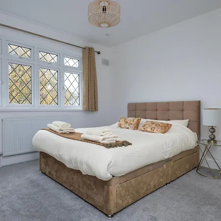 A Wonderful And Spacious House In A Charming Road * Morden (Greater London)