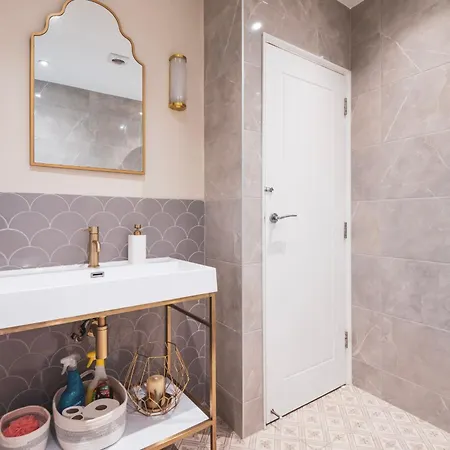 A Wonderful And Spacious House In A Charming Road בית נופש Morden (Greater London)