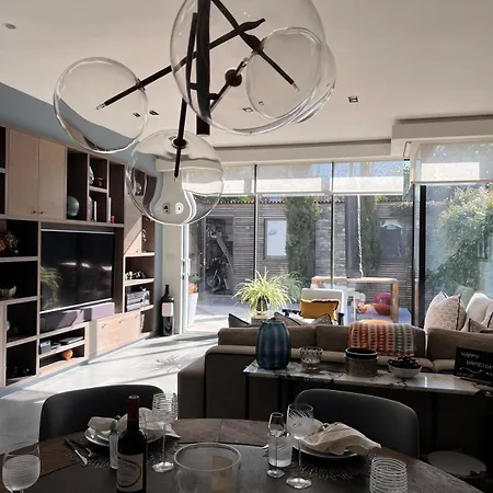 Luxury House With A Private Garden And Free Parking *