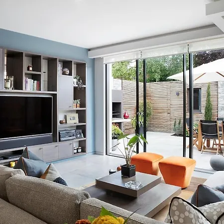 Luxury House With A Private Garden And Free Parking