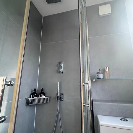 Luxury House With A Private Garden And Free Parking Enfield