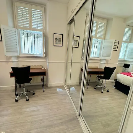 Luxurious & Spacious 2br Apr In Earls Court!
